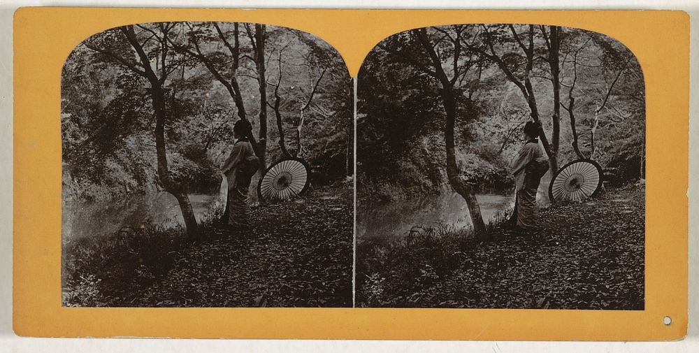 Vrouw met parasol in bosachtige omgeving, Japan (1890 - 1910) by anonymous
