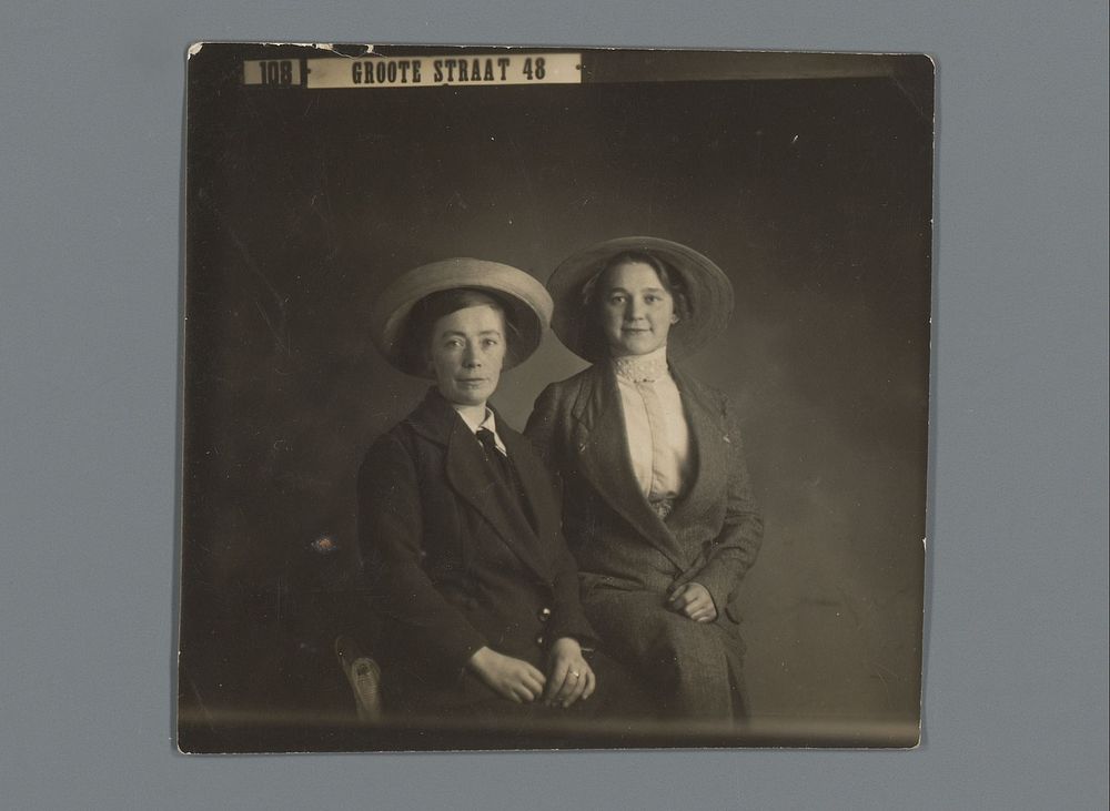 Dubbelportret van twee onbekende vrouwen (c. 1912 - c. 1918) by anonymous