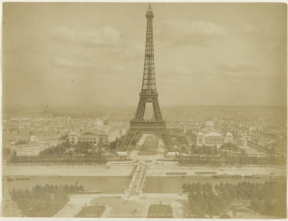 Gezicht op de Eiffeltoren en het Champ de Mars, Parijs (1889 - 1900) by X phot