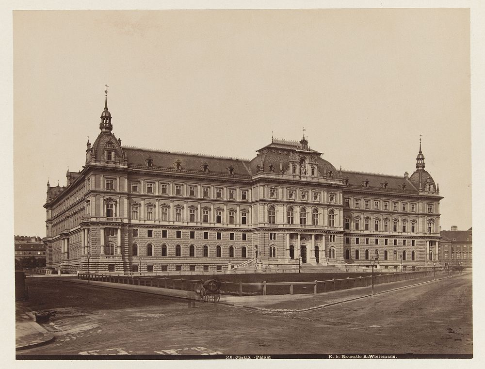 Gezicht op het Paleis van Justitie in Wenen, Oostenrijk (1881 - 1900) by M Frankenstein and Co