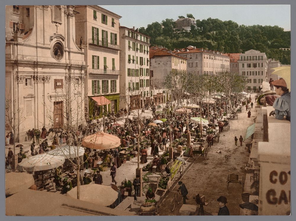 Gezicht op de markt in Nice, rechtsonder een fotograaf met camera (1889 - c. 1920) by anonymous, Photochrom Zürich and…