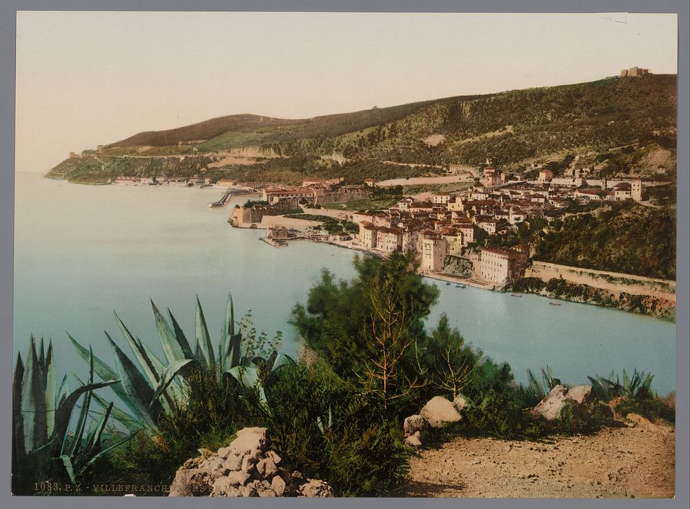 Gezicht op Villefranche-sur-Mer (1889 - c. 1920) by anonymous, Photochrom Zürich and Photochrom Zürich