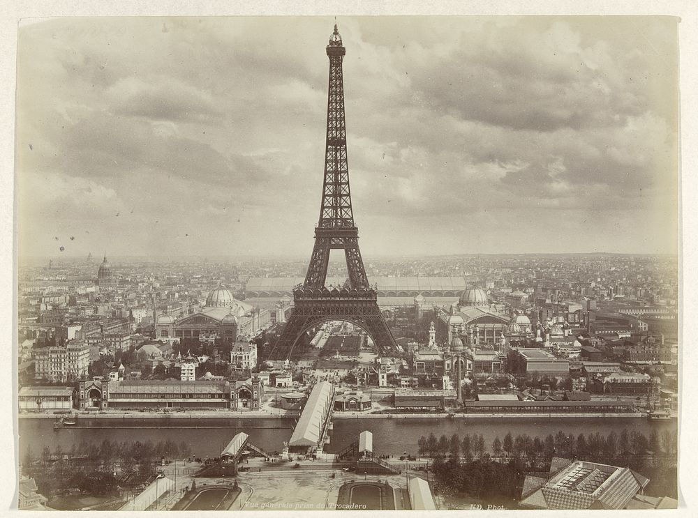Gezicht op de Eiffeltoren en het Champ de Mars tijdens de Wereldtentoonstelling van 1889, Parijs (1889) by Neurdein Frères…