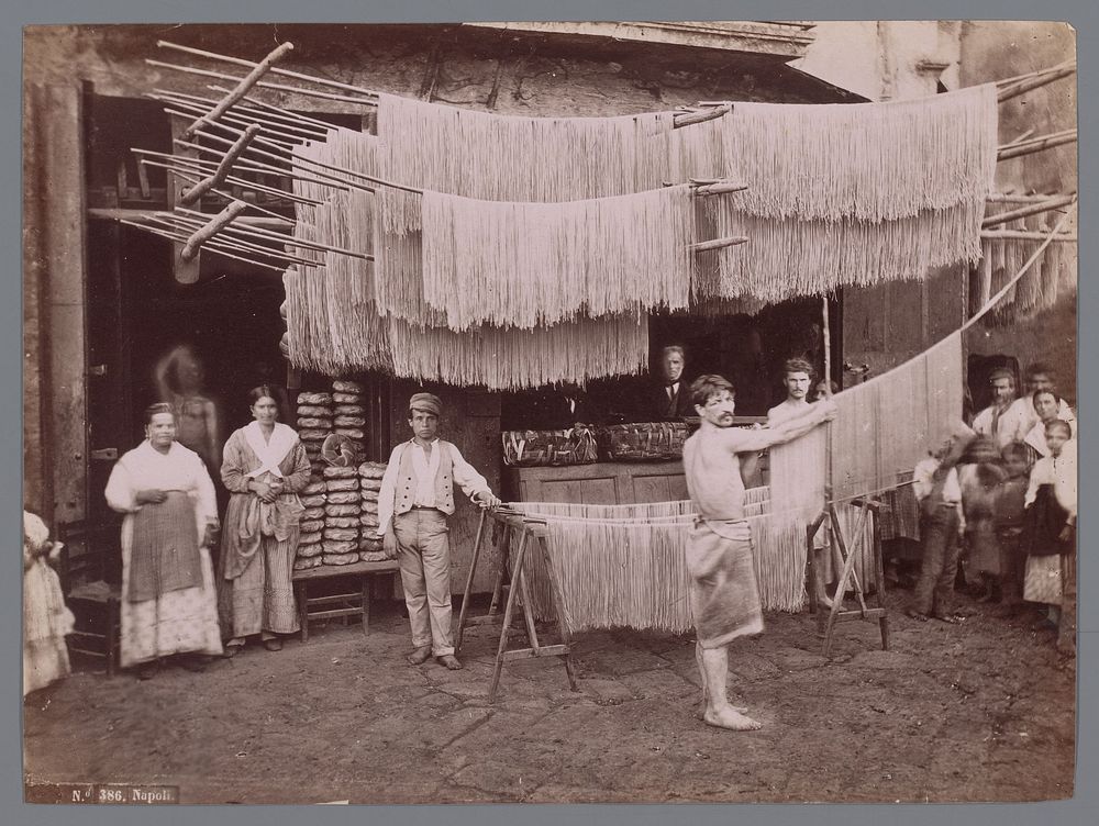 Straatgezicht in Napels met pastamakers en droogrekken voor spaghetti (1860 - 1889) by Roberto Rive