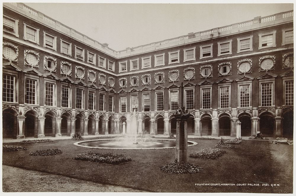 Fountain Court in Hampton Court Palace, Londen (1870 - 1893) by George Washington Wilson