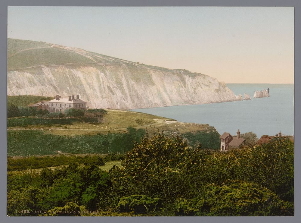 Gezicht op Alum Bay op het Isle of Wight, rechts in de verte de Needles (1889 - c. 1920) by anonymous, Photochrom Zürich and…