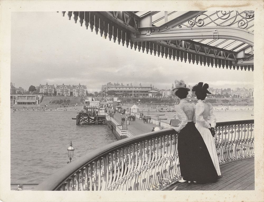 Twee onbekende vrouwen op de pier in Clacton on Sea (1899 - 1903) by anonymous