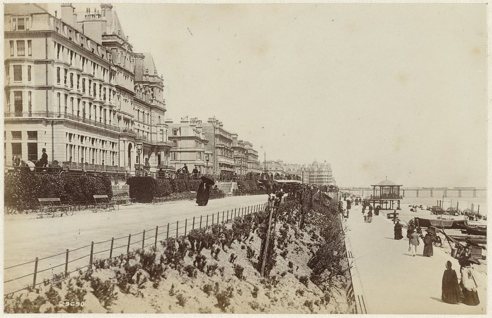Gezicht op de boulevard in Eastbourne, links het Cavendish Hotel (1900) by anonymous