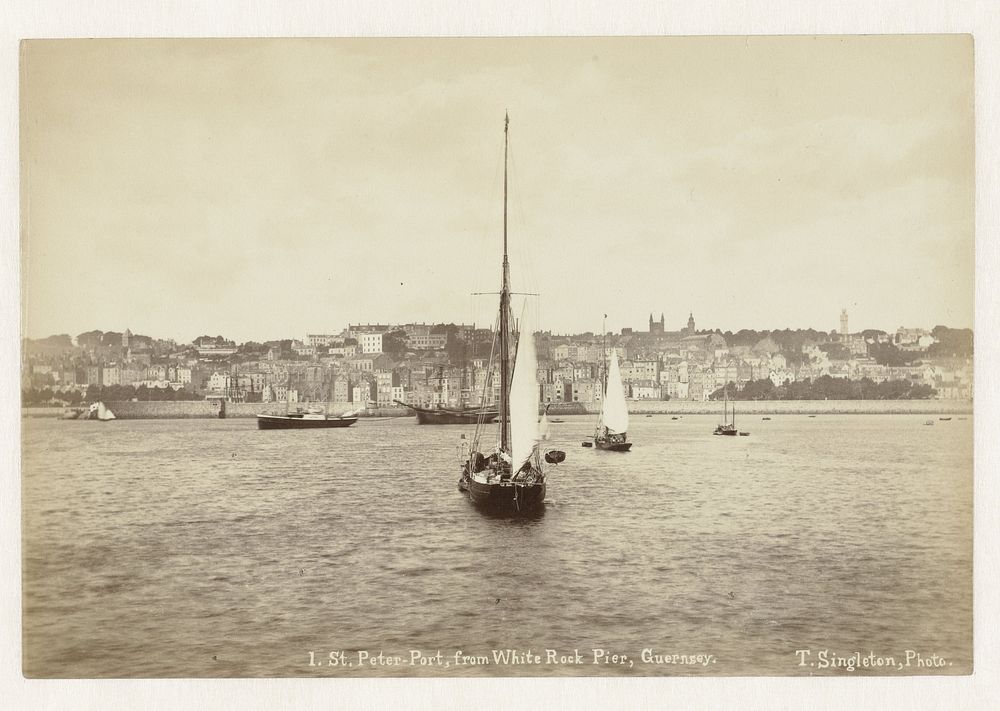 Gezicht op Saint Peter Port in Guernsey (1880 - 1900) by Thomas Singleton
