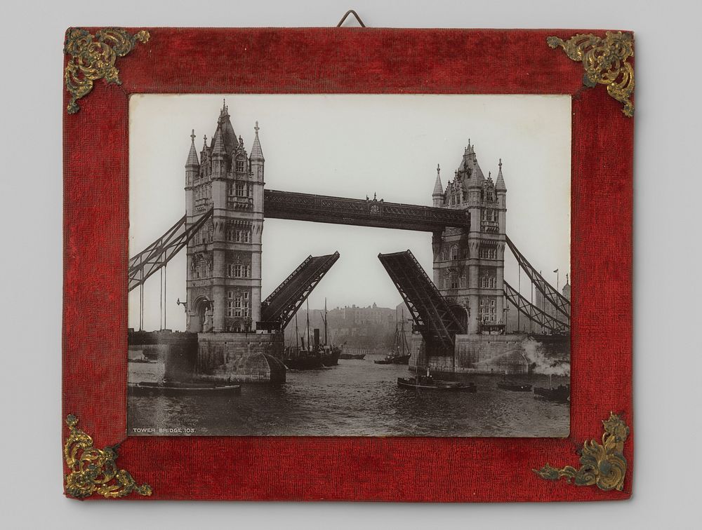 Gezicht op de Tower Bridge in Londen (1894 - 1900) by anonymous and anonymous