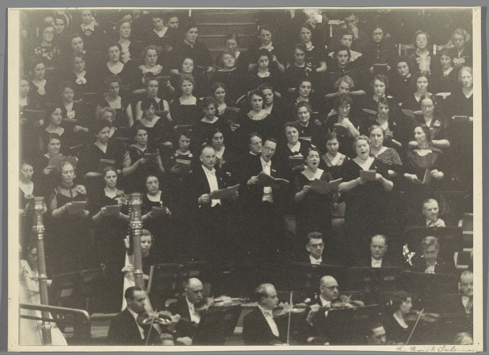 Toonkunstkoor tijdens optreden in het Concertgebouw (1930) by Erich Salomon