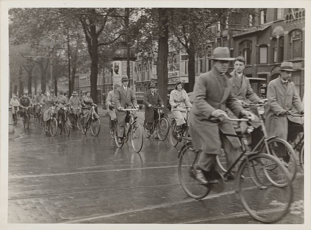 Fietsers in Den Haag (1945 - 1970) by anonymous
