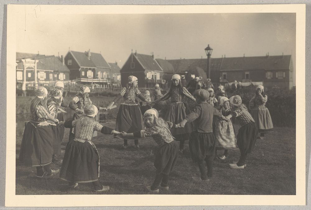 Dansende kinderen in klederdracht in een kring op Marken (1920 - 1950) by anonymous