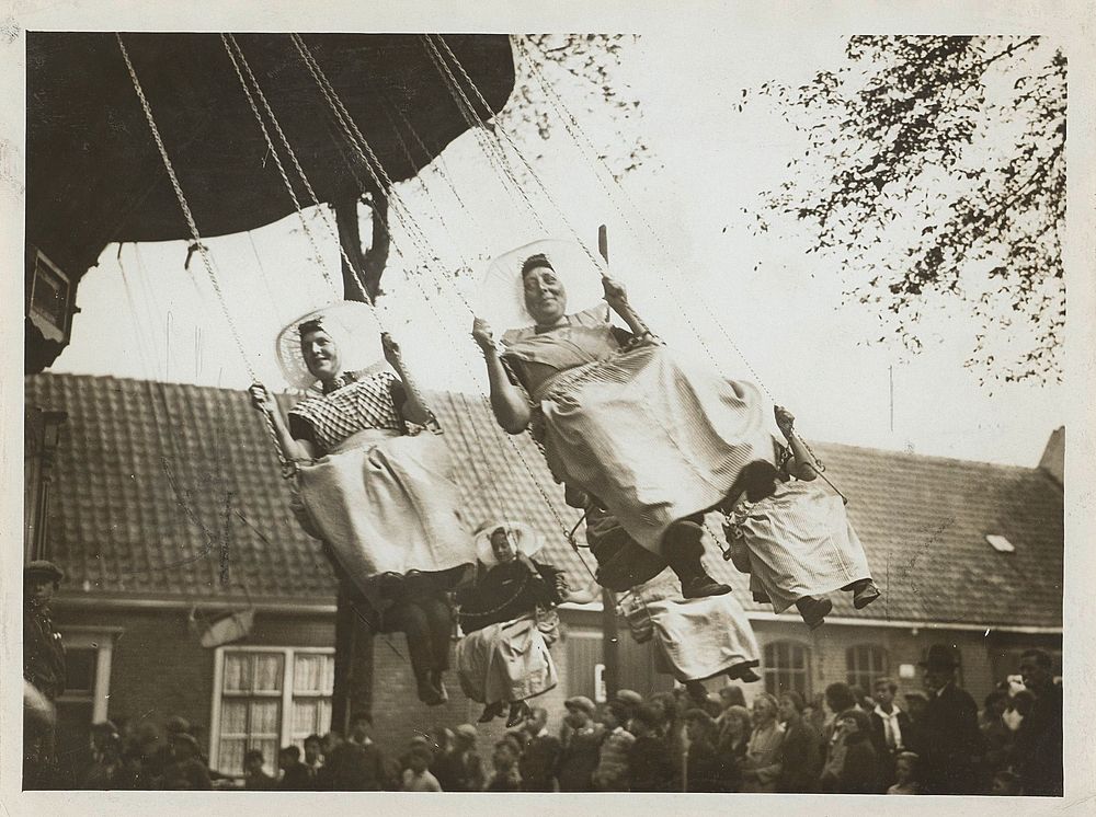 Vrouwen in Zeeuwse klederdracht in een zweefmolen (1932) by anonymous