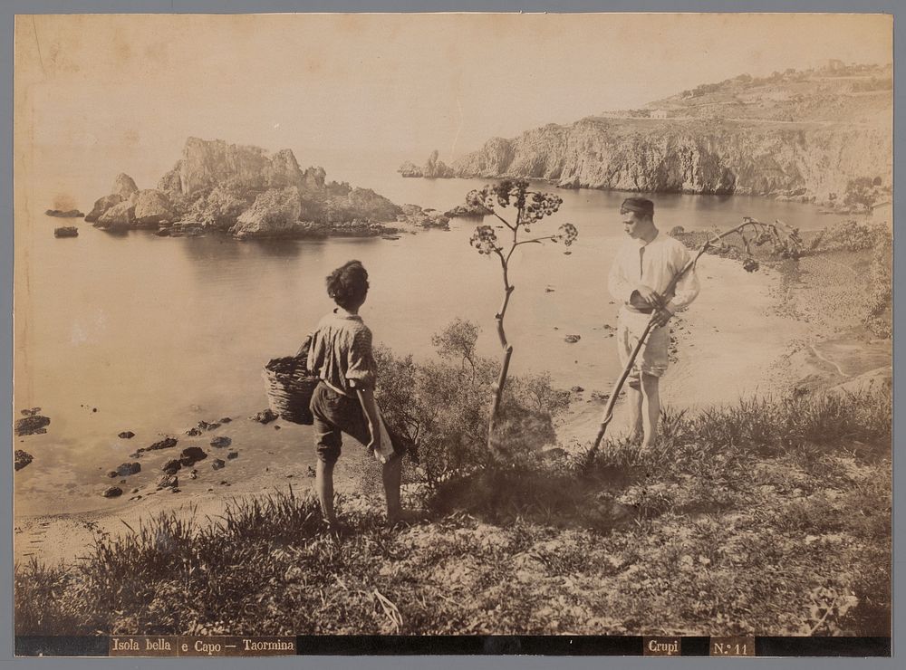 Twee jongens staande op een klif aan een baai nabij Taormina, Italië (1851 - 1900) by Giovanni Crupi