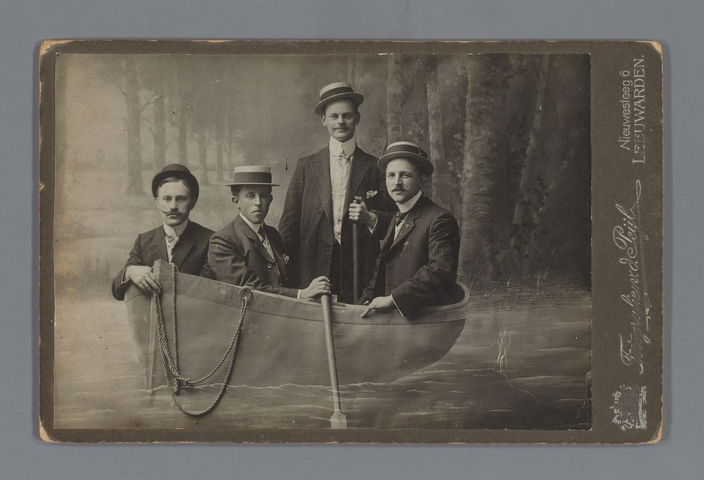 Studioportret van een vier mannen in een roeiboot (c. 1905 - c. 1915) by Jacobus Marinus van der Peijl