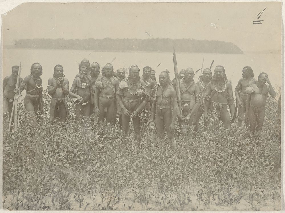 Groepsportret van achttien onbekende Papoea's (1880 - 1910) by anonymous