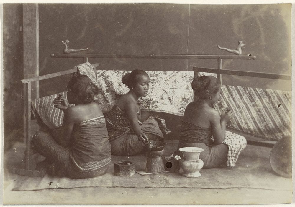 Vrouwen batikken stof op Java (1870 - 1890) by anonymous