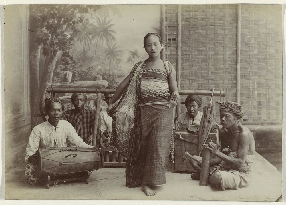 Studioportret van muzikanten met danseres (ronggeng), Java (1880 - 1905) by Kassian Céphas