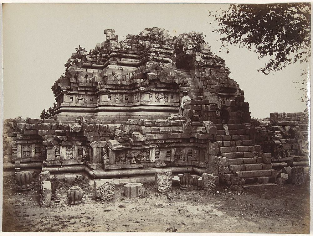 Oostzijde van de Brahmatempel van het Prambanan-tempelcomplex (1889 - 1890) by Kassian Céphas