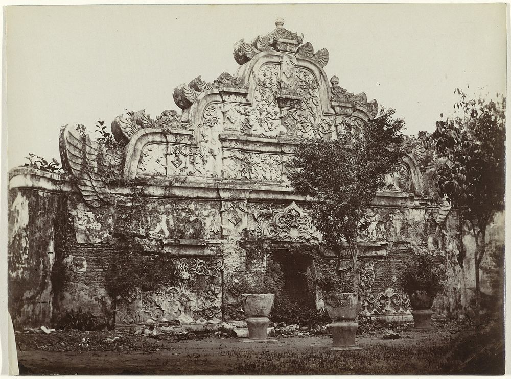 Poort van Taman Sari, Jogjakarta (1881) by Kassian Céphas