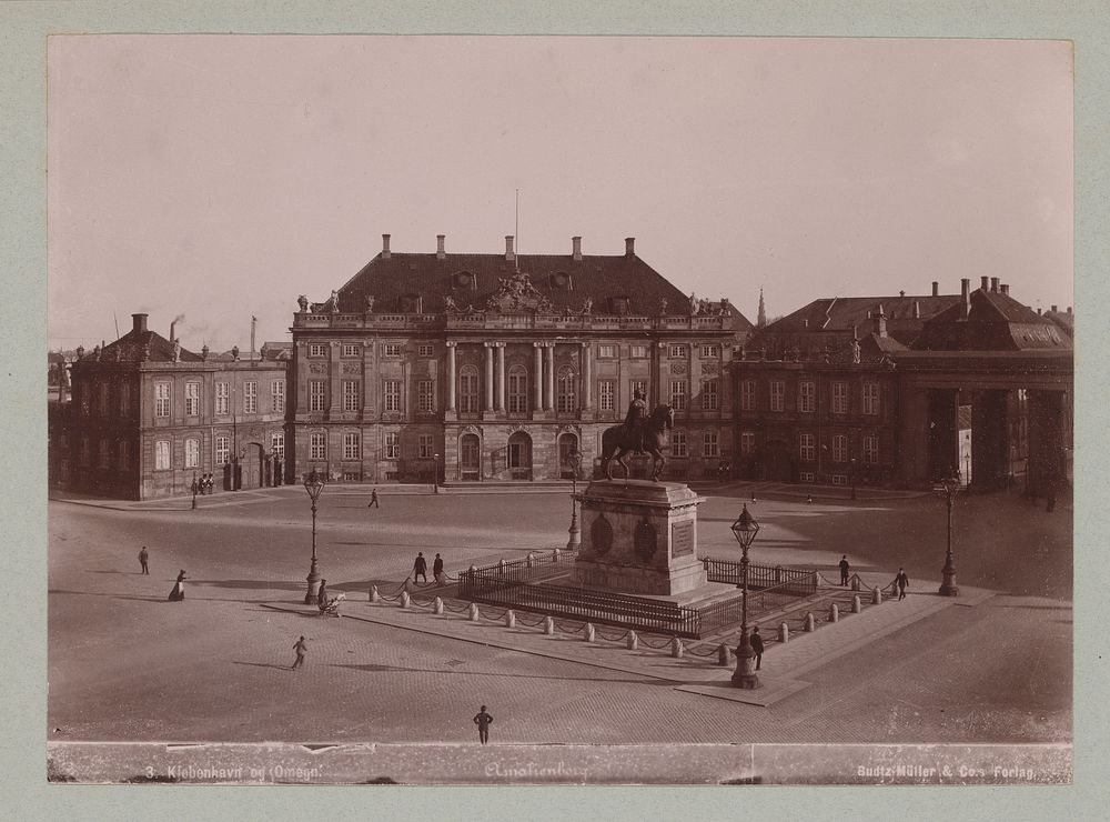 Gezicht op de binnenplaats van het Amalienborg in Kopenhagen, in het midden het standbeeld van Frederik V van Denemarken…