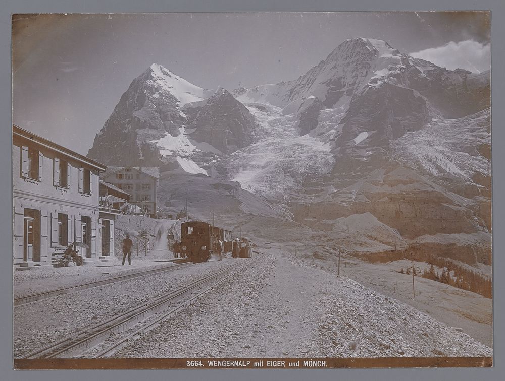 Gezicht op een spoorbaan in Wengen aan de voet van de Eiger en de Mönch in de Berner Alpen, links hotel Jungfrau (1890 -…