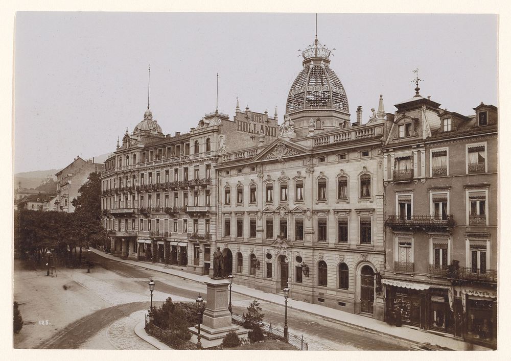 Gezicht op de Leopoldsplatz in Baden-Baden (1903) by Gustav Salzer