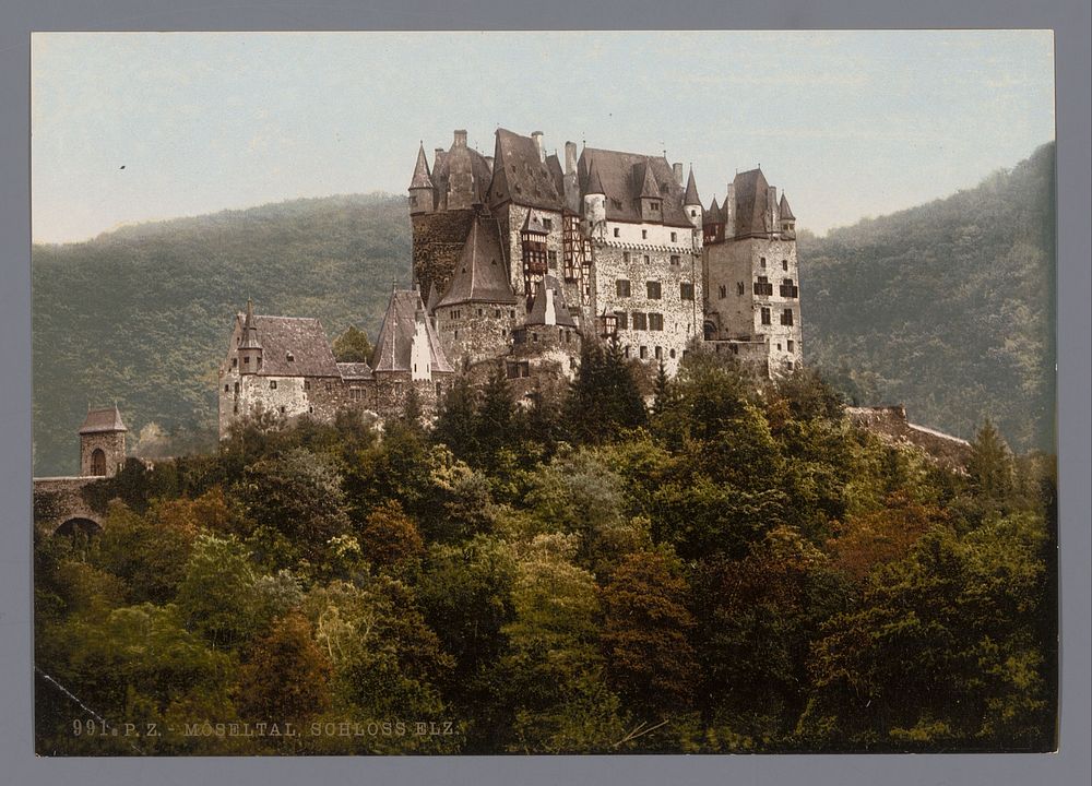 Gezicht op Burg Eltz nabij Wierschem aan de Moezel (1889 - c. 1920) by anonymous, Photochrom Zürich and Photochrom Zürich
