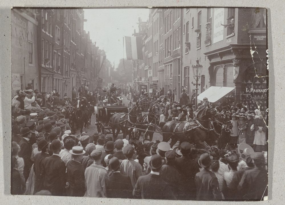 Rijtocht van koningin Wilhelmina en prins Hendrik naar de Wester-Suikerraffinaderij in Amsterdam (1904) by anonymous
