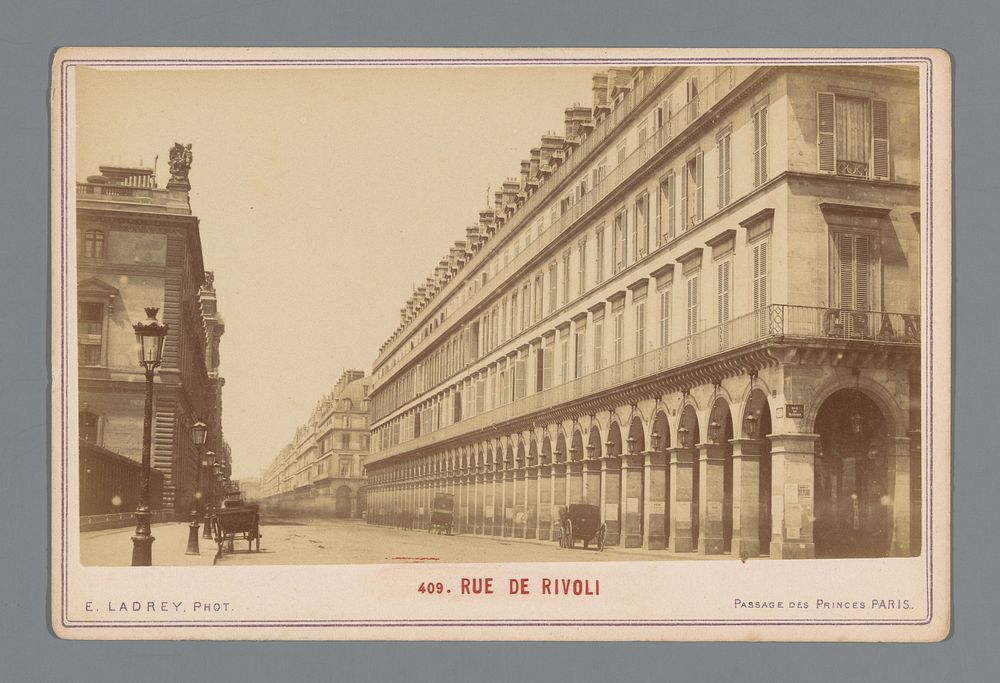 Gezicht op de Rue de Rivoli te Parijs (1860 - 1890) by Ernest Ladrey