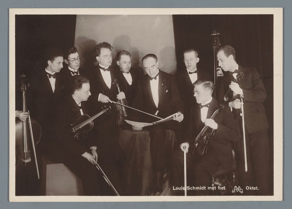 Groepsportret van het A.V.R.O. orkest met Louis Schmidt (1928 - 1945) by anonymous