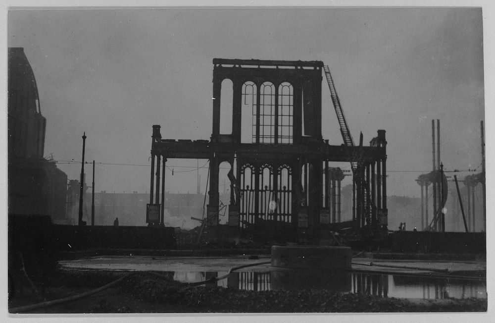Restant van het Paleis voor Volksvlijt na de brand in 1929 in Amsterdam (1929) by anonymous