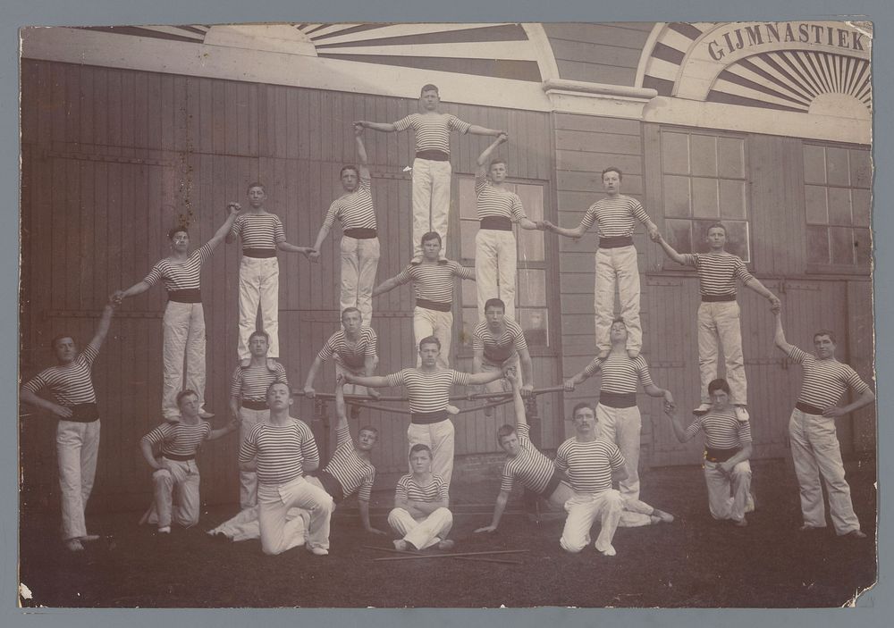 Groepsportret van leden van een gymnastiekvereniging (c. 1910 - c. 1930) by anonymous