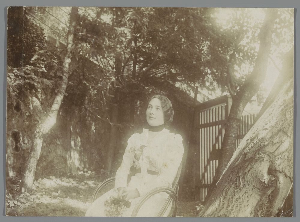 Portret van een onbekende jonge vrouw in een tuin (c. 1880 - c. 1910) by anonymous