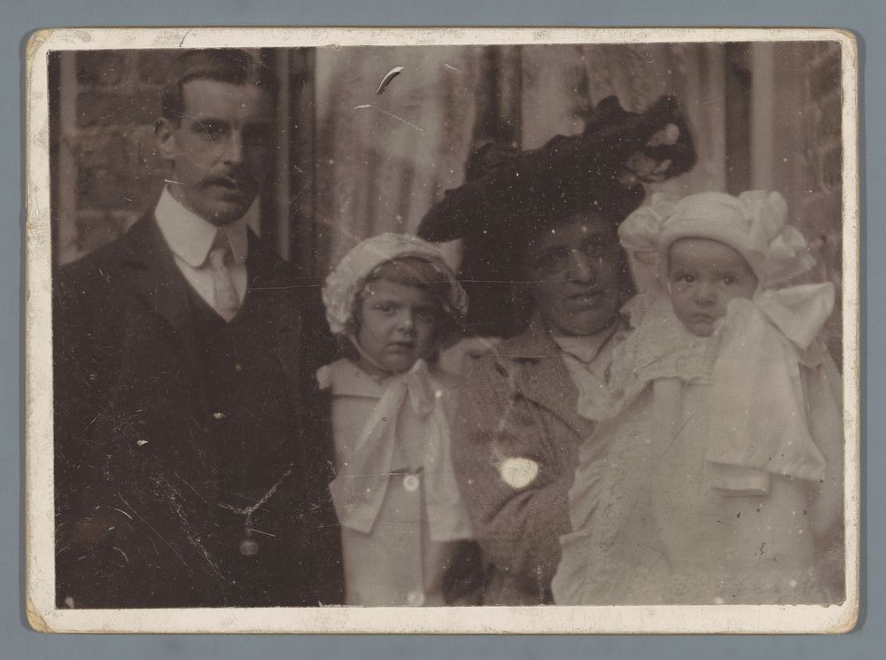 Groepsportret van een gezin met twee kinderen (c. 1900 - c. 1920) by anonymous