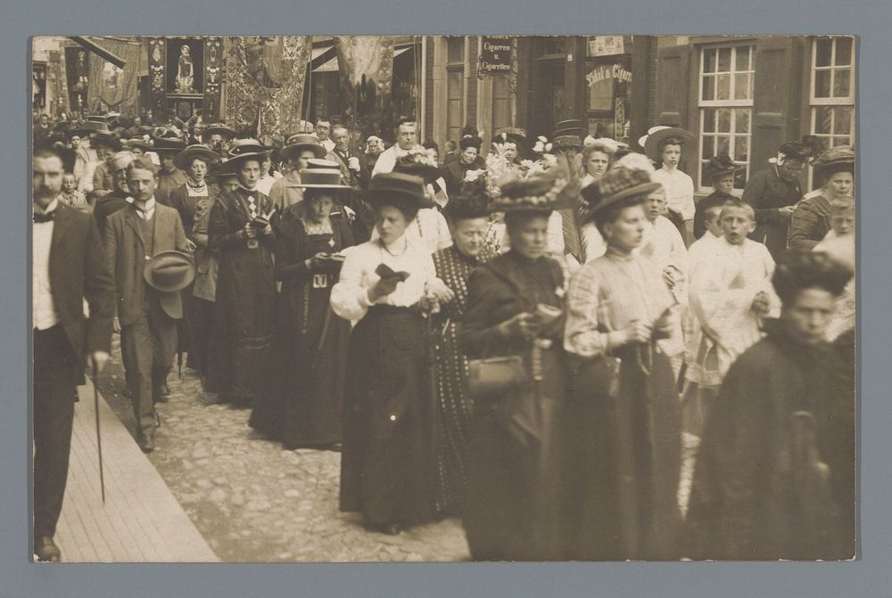 Katholieke processie te Kevelaer (c. 1907 - c. 1915) by Hubert Koch