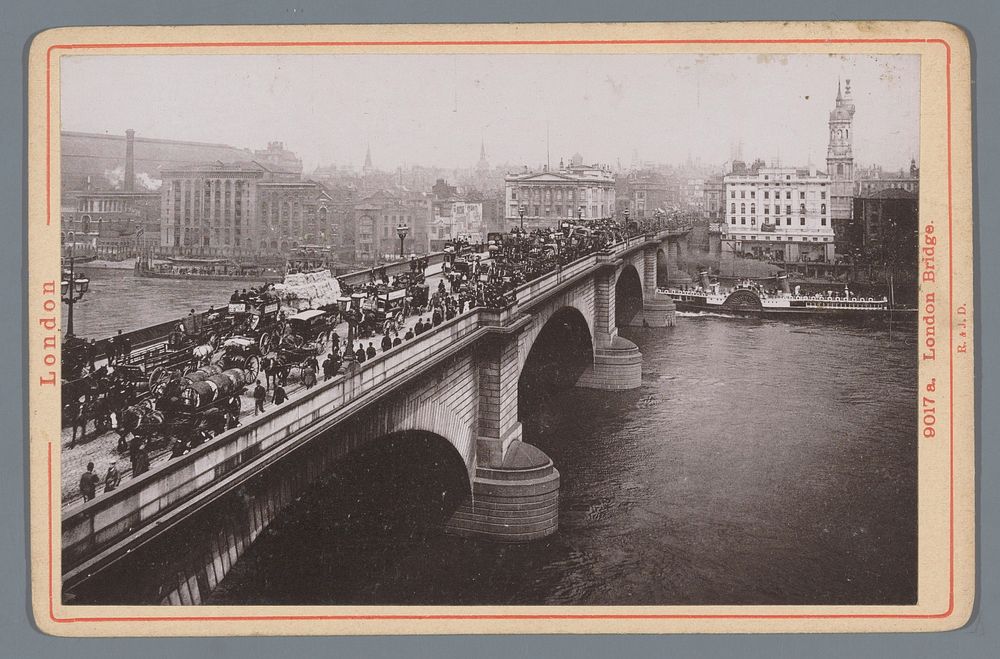 Gezicht op London Bridge (1880 - 1900) by Römmler and Jonas