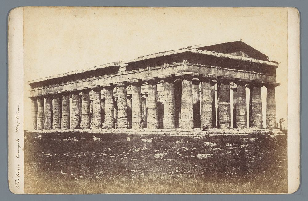 Gezicht op de tempel van Paestum (1850 - 1900) by anonymous and Fratelli Amodio
