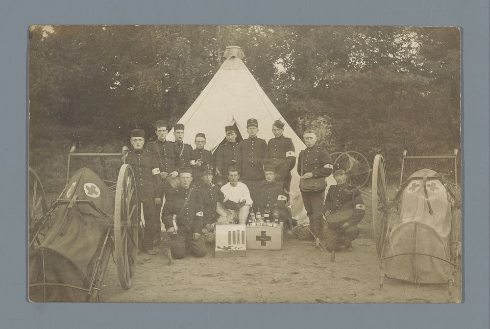 Groepsportret van broeders van het Rode Kruis voor een tent (c. 1910 - c. 1918) by anonymous
