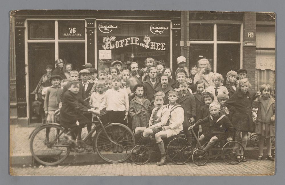 Groepsportret van kinderen voor een kruidenierswinkel (c. 1915 - c. 1930) by anonymous