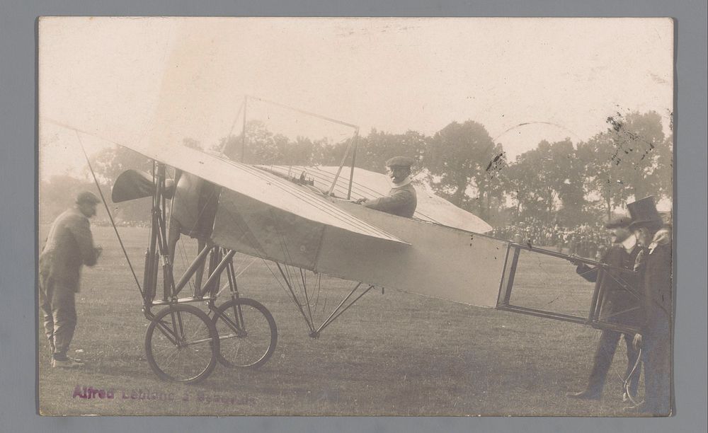 Portret van een onbekende vliegenier in een vliegtuig (in or after 1907 - before 1910) by Roger Gatelet