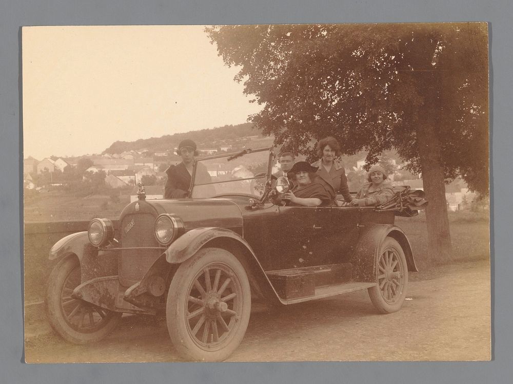 Onbekend gezelschap in een auto (c. 1910 - c. 1920) by anonymous