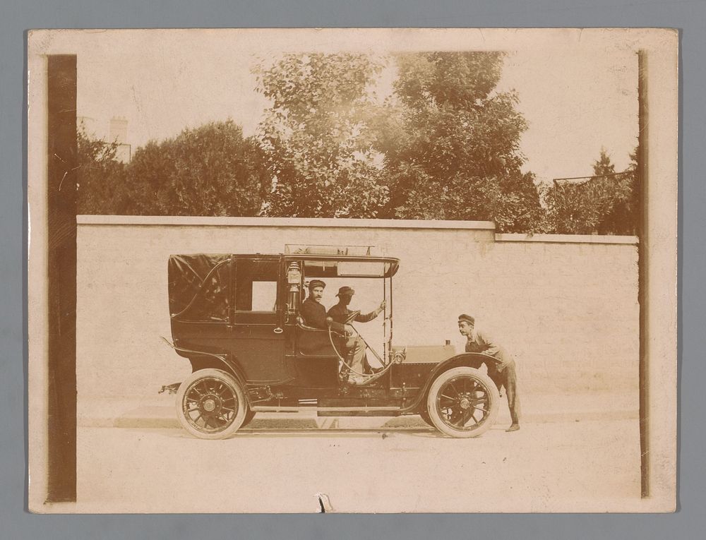 Drie onbekende mannen rond een auto (c. 1900 - c. 1915) by anonymous
