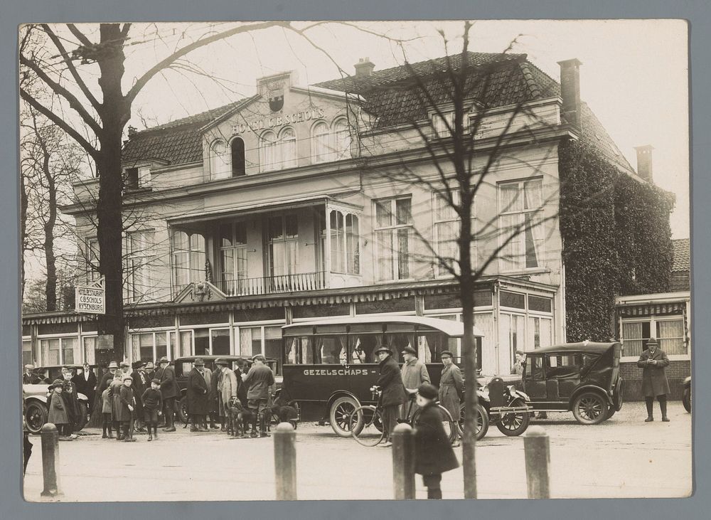 Exterieur van Hotel Schols te Driebergen-Rijsenburg (1927) by J H Spoormaker