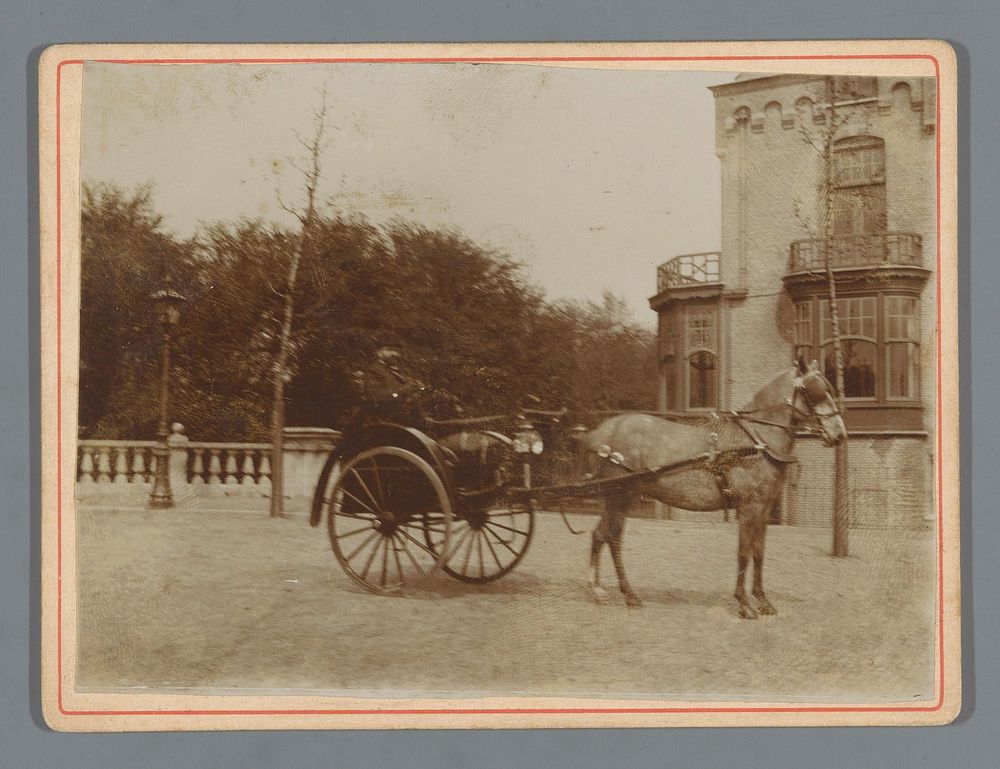 Onbekende man in een rijtuig met paard voor een landhuis (c. 1890 - c. 1910)