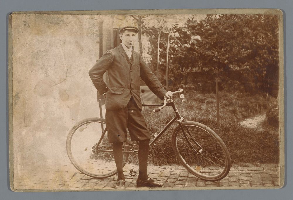 Portret van een onbekende jongen met een fiets (c. 1895 - c. 1910) by anonymous