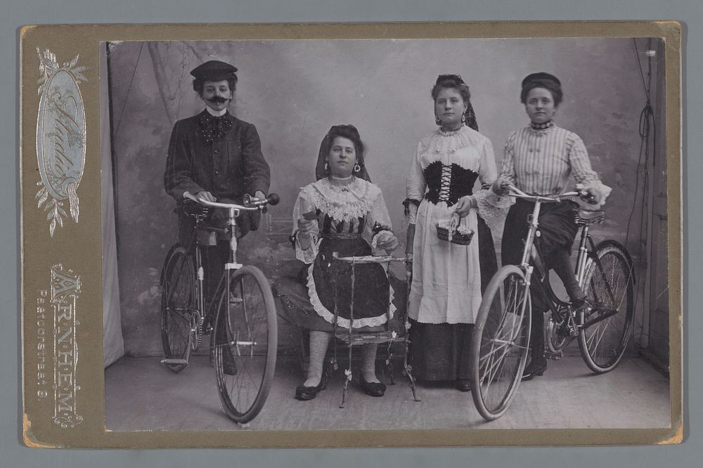 Groepsportret van vier onbekende meisjes in klederdracht met fietsen (c. 1895 - c. 1915) by Studio