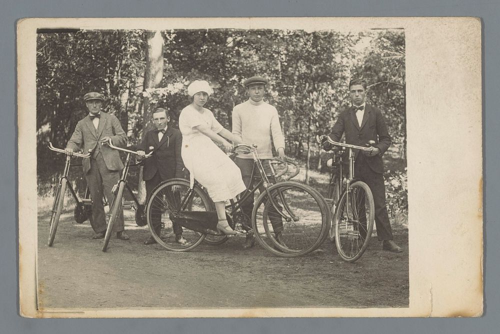 Groepsportret van vier onbekende mannen en een vrouw met fietsen (c. 1915 - c. 1925) by anonymous