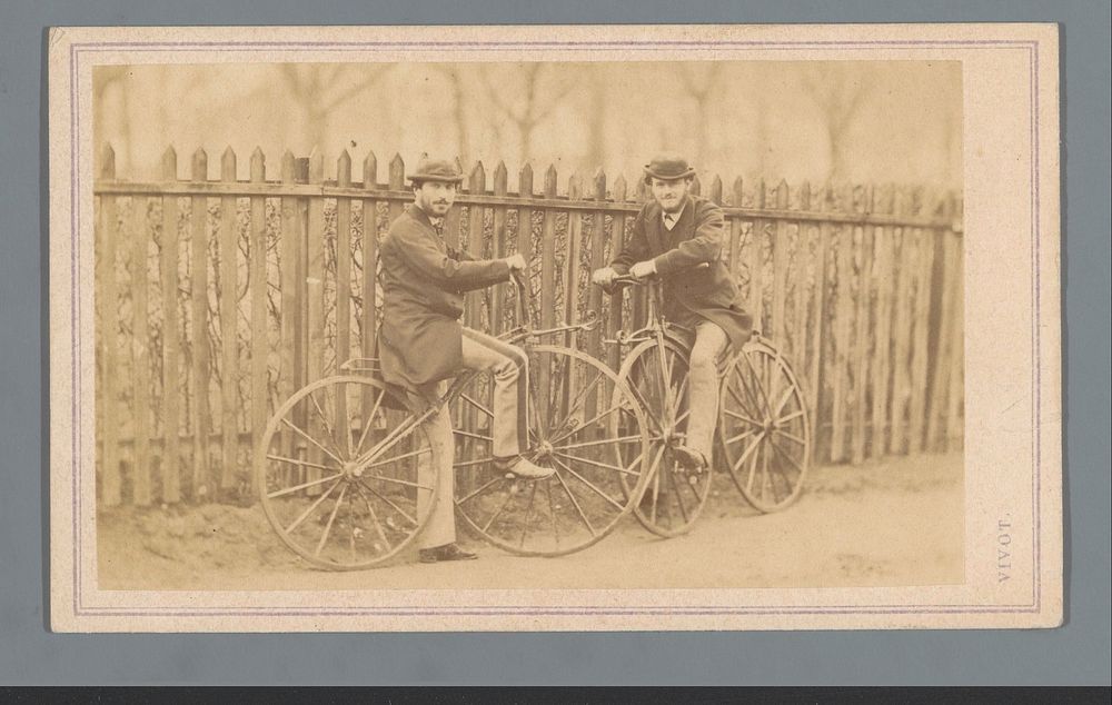 Twee onbekende mannen op fietsen voor een hek (c. 1850 - c. 1860) by Vivot